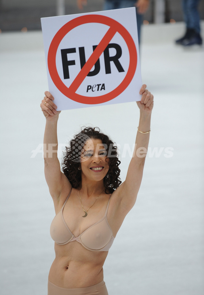 「毛皮より裸」、元五輪選手が下着姿でアイススケート PETA