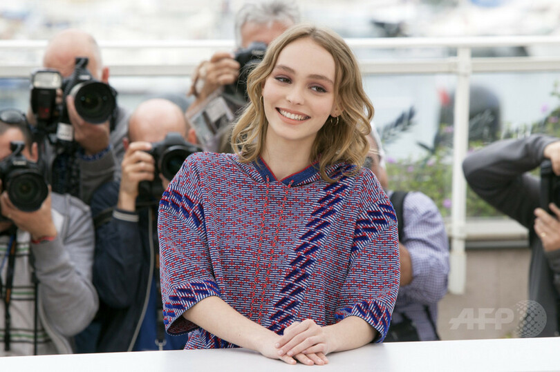 リリーローズ・デップ、母ヴァネッサ・パラディのメイク盗む