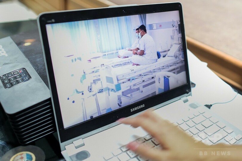 タイ洞窟から生還、少年らの映像公開 病院で元気な姿