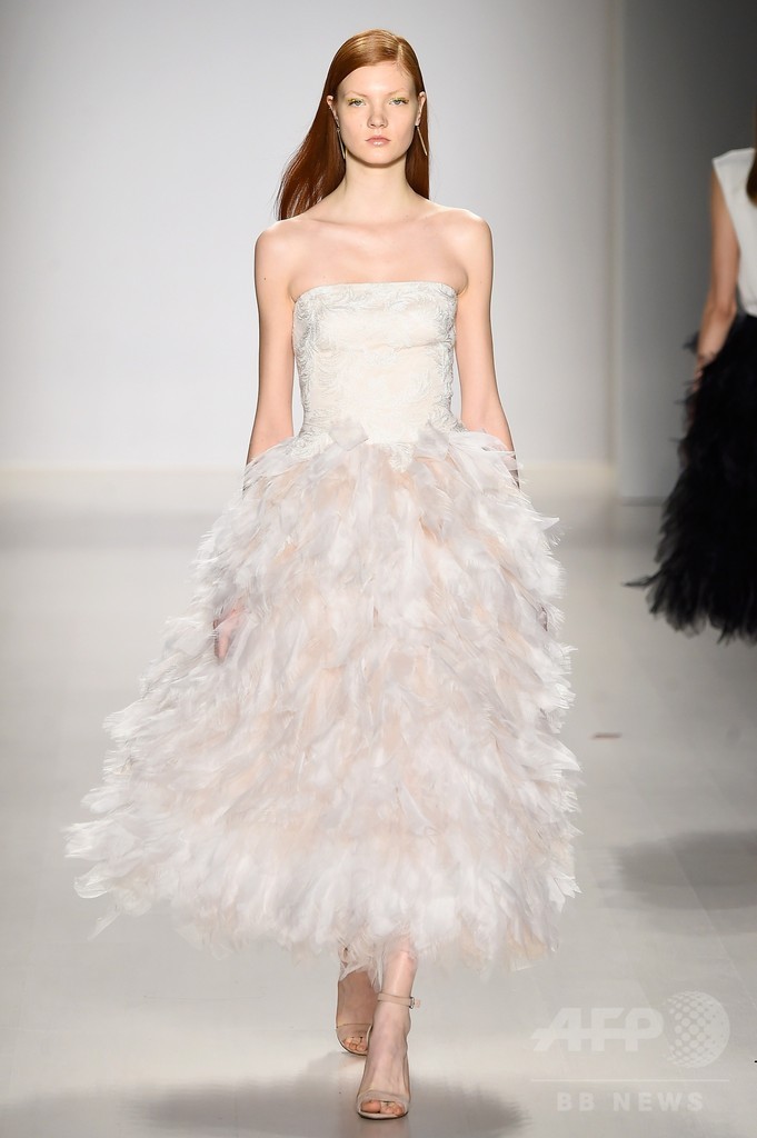 「飛ぶ美しさ」を表現、「タダシ ショージ」15/16年秋冬