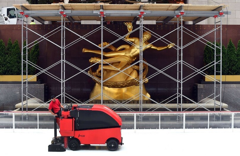 NYロックフェラーセンターにクリスマスツリー設置