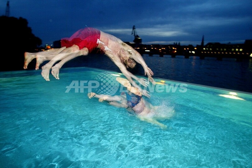 豪総督公邸プールで侵入者がひと泳ぎ