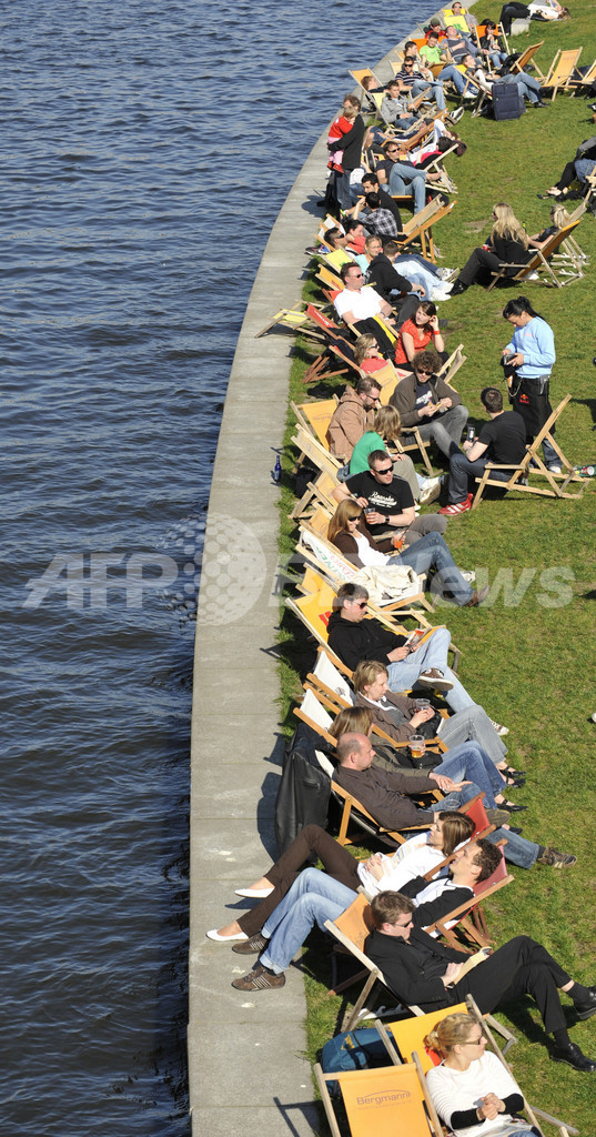 長雨後の晴れ間を楽しむ人々、ドイツ