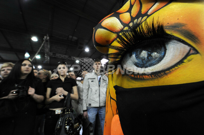 おなかに巨大な目? びっくりボディーペインティング ウクライナ