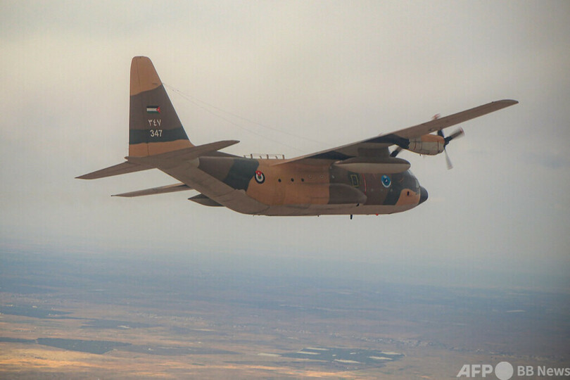 ヨルダン軍もガザに食料投下、画像公開