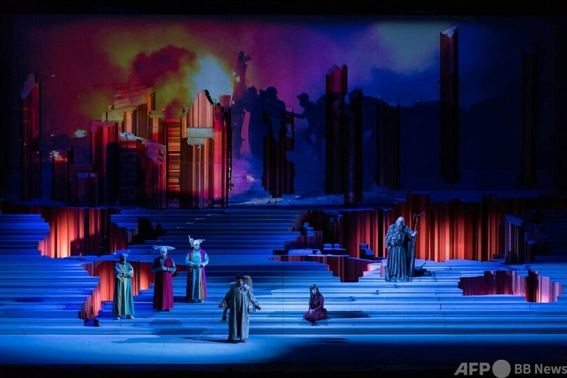 川渡る難民に香港のデモ隊…艾未未氏のオペラ「トゥーランドット」