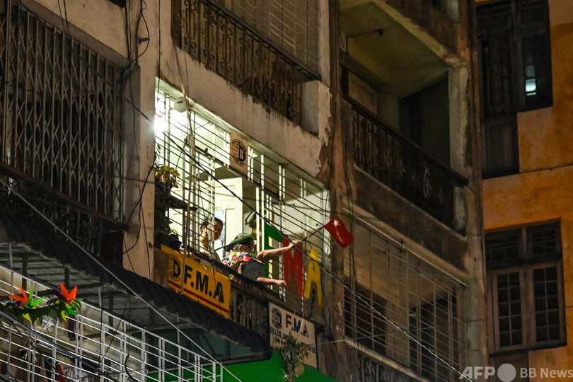 「悪霊を追い払え」 鍋をたたいてクーデターに抗議 ミャンマー