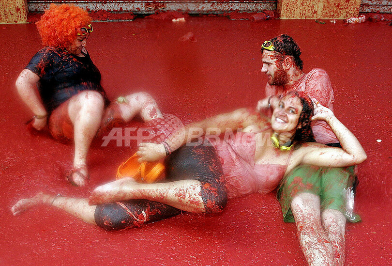 スペイン恒例「トマト祭り」に4万人、街中が赤い海に