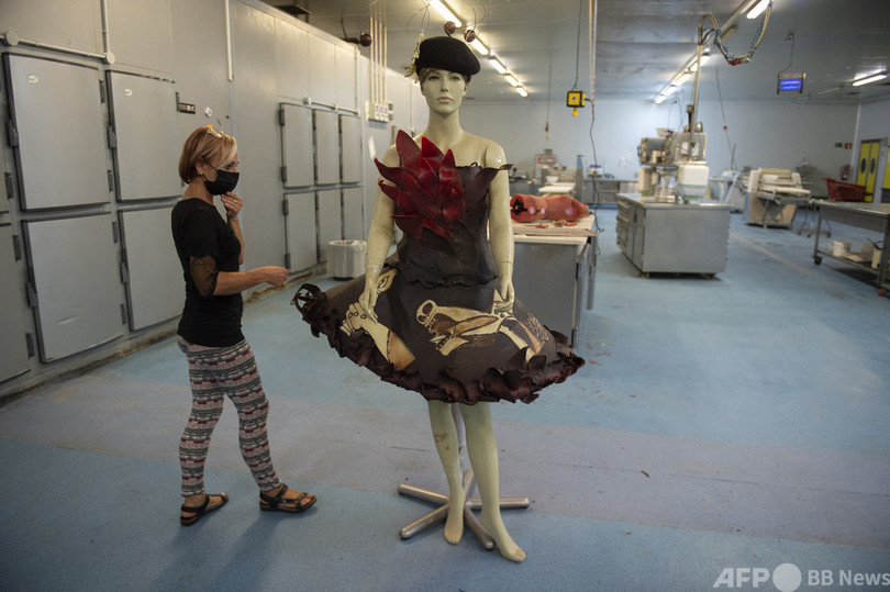 ピカソの「ゲルニカ」チョコドレス制作