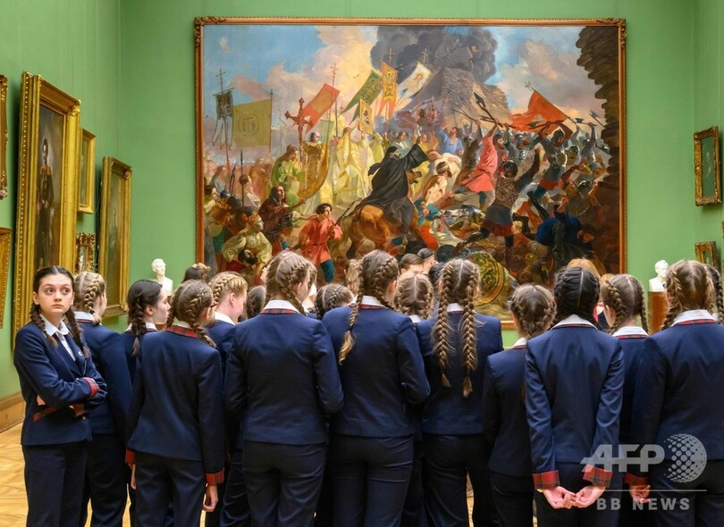 きっちり編み込みはアートの域？ 美術館を訪れたロシアの女子生徒たち