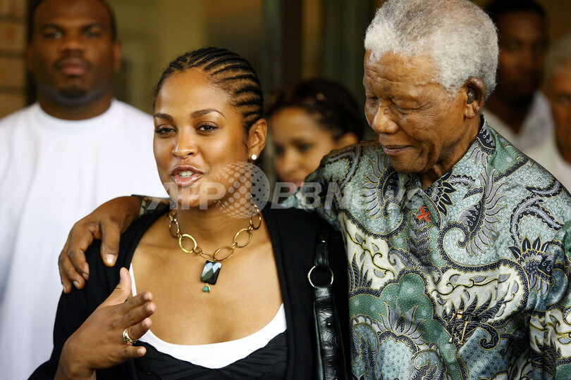 ＜女子ボクシング＞レイラ・アリ 防衛戦を前にマンデラ元大統領の元を訪問 - 南アフリカ