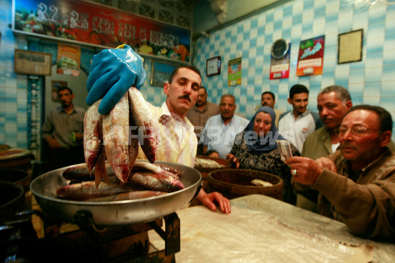 春の訪れ告げる古代エジプト王朝時代の祝祭日、魚売りが盛況