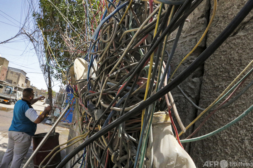 酷暑のなか停電長期化、自家発電で近隣世帯に電力 イラク首都