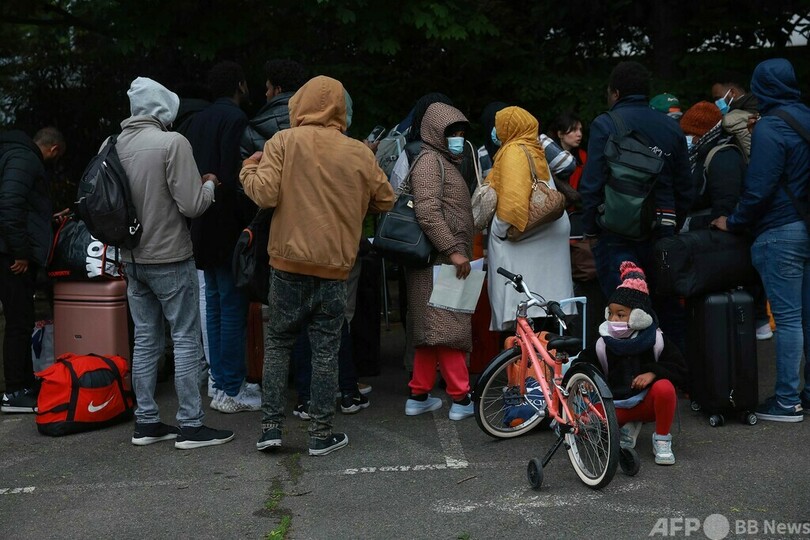 仏当局、パリ郊外の廃ビルから移民数百人退去 五輪まで100日