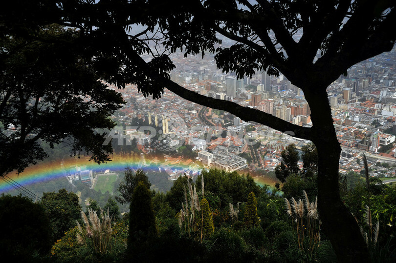 丘から見下ろす虹、コロンビア・ボゴタ