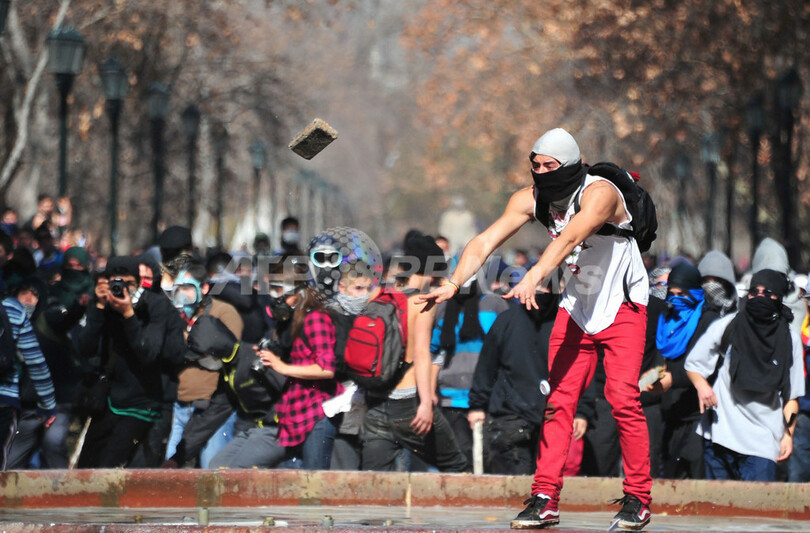 チリ、教育改革求める大規模デモが暴徒化