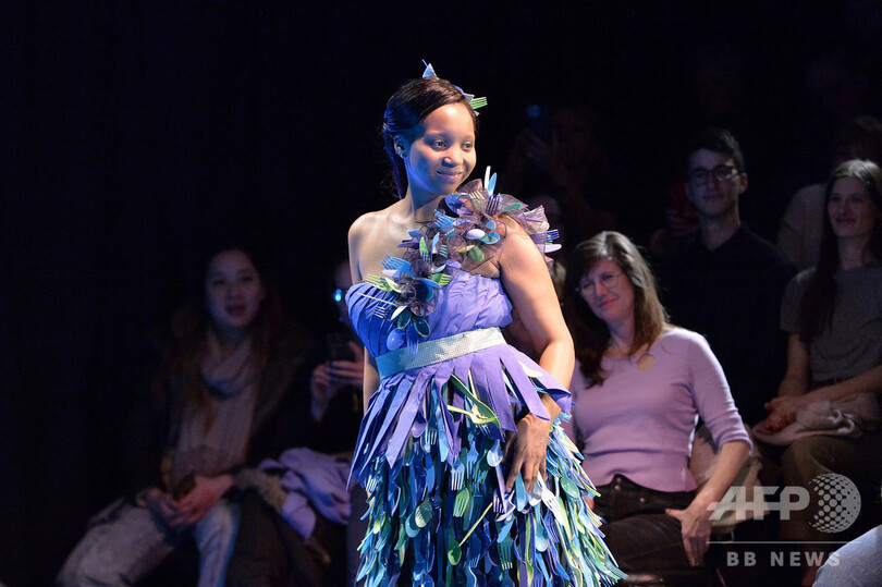 「ごみからランウェイに」 レジ袋や瓶のふたでファッションショー