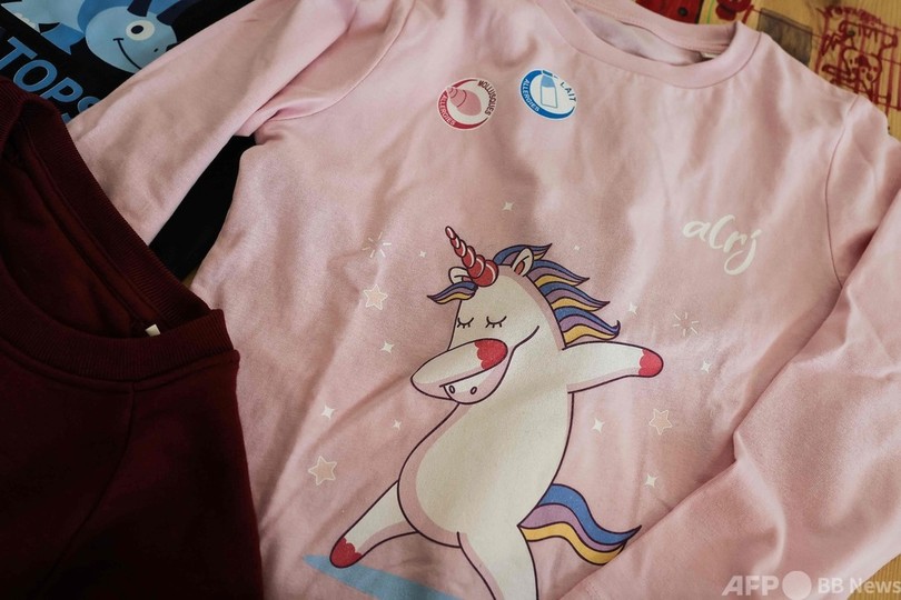 アレルギーあり 食材マークをプリントした子ども服 仏