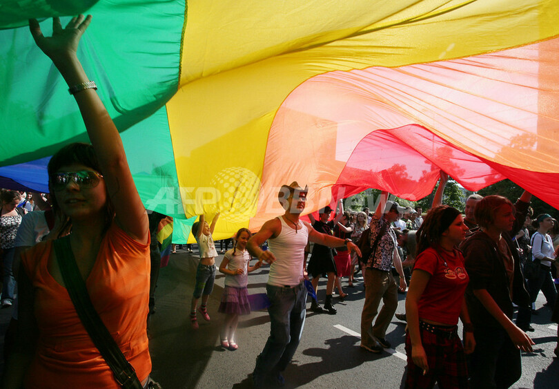 同性愛者の権利を求め、国内外の4000人がパレードに参加 - ポーランド