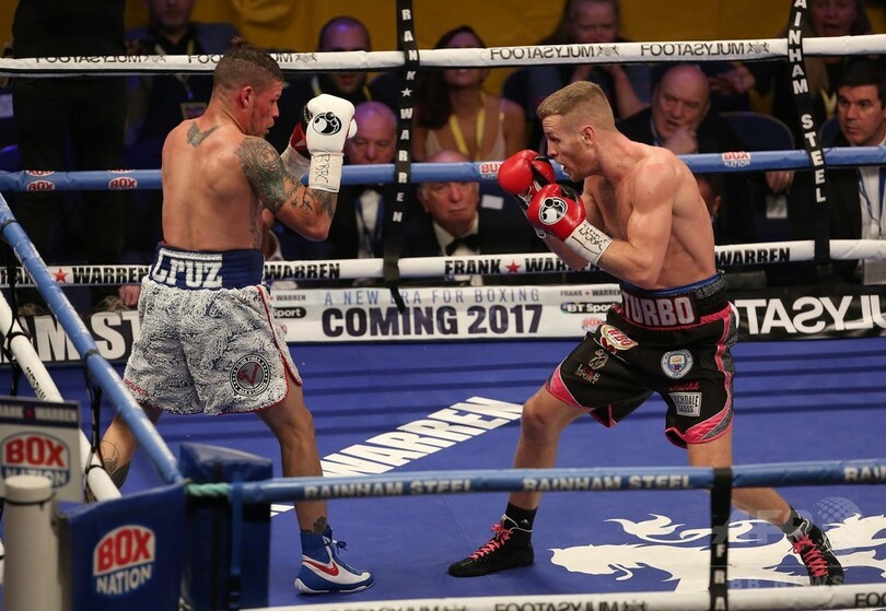 フラナガンが4度目の防衛に成功、同性愛公表のクルスにTKO勝ち