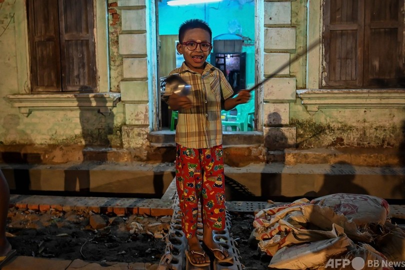 「悪霊を追い払え」 鍋をたたいてクーデターに抗議 ミャンマー