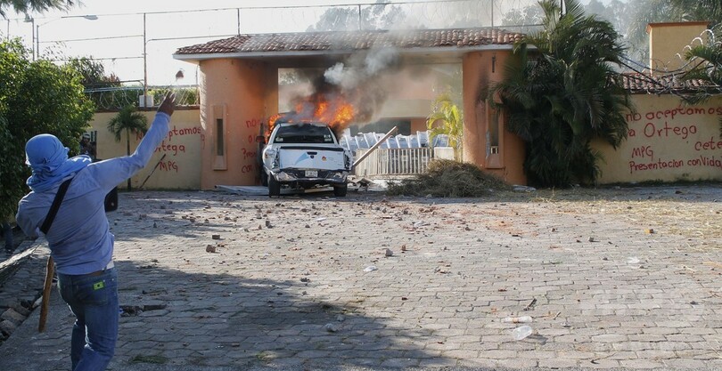 メキシコ学生失踪事件、教師が州知事公邸前で猛抗議