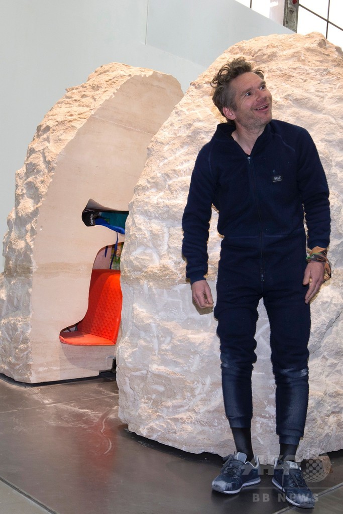 岩の中で1週間過ごすパフォーマンス、仏アーティスト「生還」