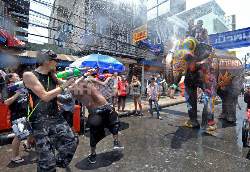 タイに夏の訪れ、水掛け祭り「ソンクラーン」で大にぎわい