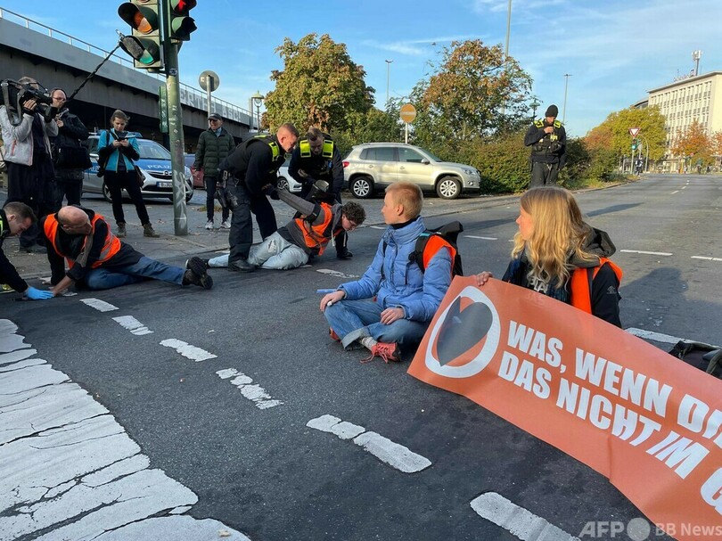 165億円のモネ作品にマッシュポテト 独環境保護団体が抗議で