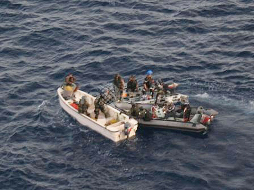 仏海軍が海賊「母船」を捕捉、米国は海賊の資産凍結を検討
