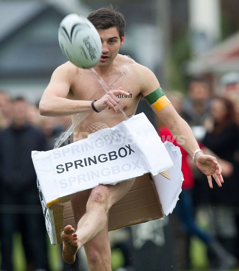 生身の肉体がぶつかり合うニュージーランドの裸ラグビー