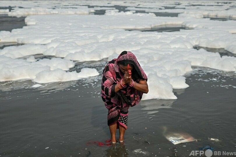 聖なるヤムナ川、有害な泡で覆われる インド
