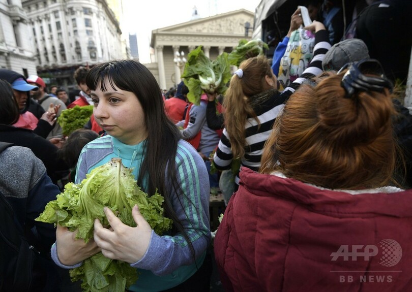 安すぎる価格に抗議、農家が野菜を無料配布 アルゼンチン首都