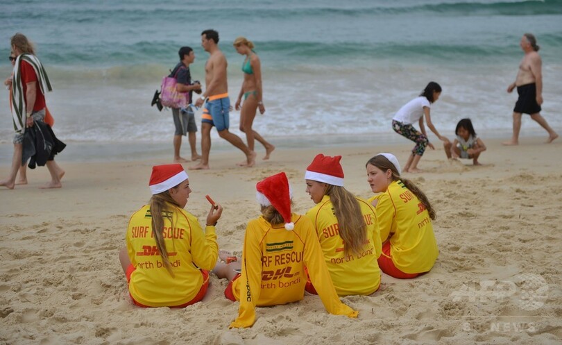 豪シドニーでは水着にサンタ帽、南半球のクリスマス
