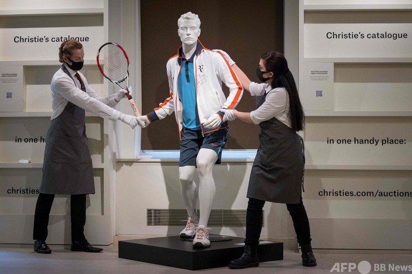フェデラーゆかりのラケットやウエア、英クリスティーズが公開