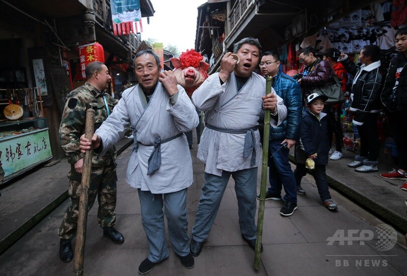 伝統の年越しの風習「年猪文化旅遊節」でにぎわう　中国・四川省雅安