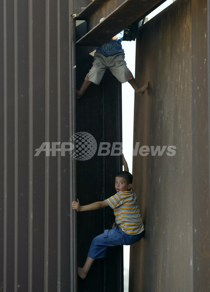 境界壁を爆破、数百人がガザ地区脱出