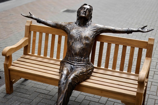 ジョン・レノンさんの彫像が座るベンチ、ロンドンに設置 写真10枚 国際