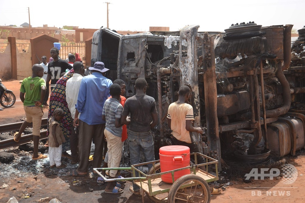 タンクローリーが横転後に爆発 55人死亡 ニジェール 写真8枚 国際ニュース Afpbb News