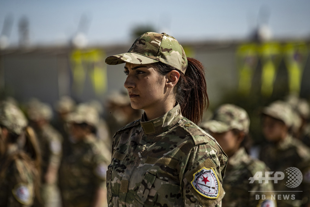 シリア民兵組織の女性兵ら、士官学校の卒業式に出席 写真20枚 国際ニュース：AFPBB News
