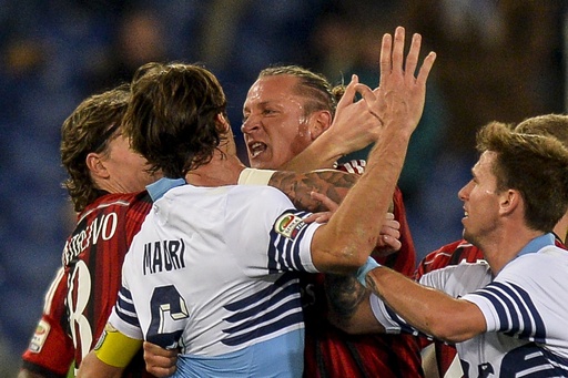 ラツィオがミランに勝利、メクセスは相手選手つかみ退場処分 写真10枚