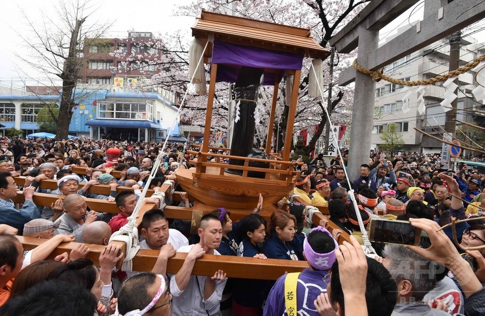 外国人観光客にも人気、川崎市の奇祭「かなまら祭り」 写真19枚 国際ニュース：AFPBB News