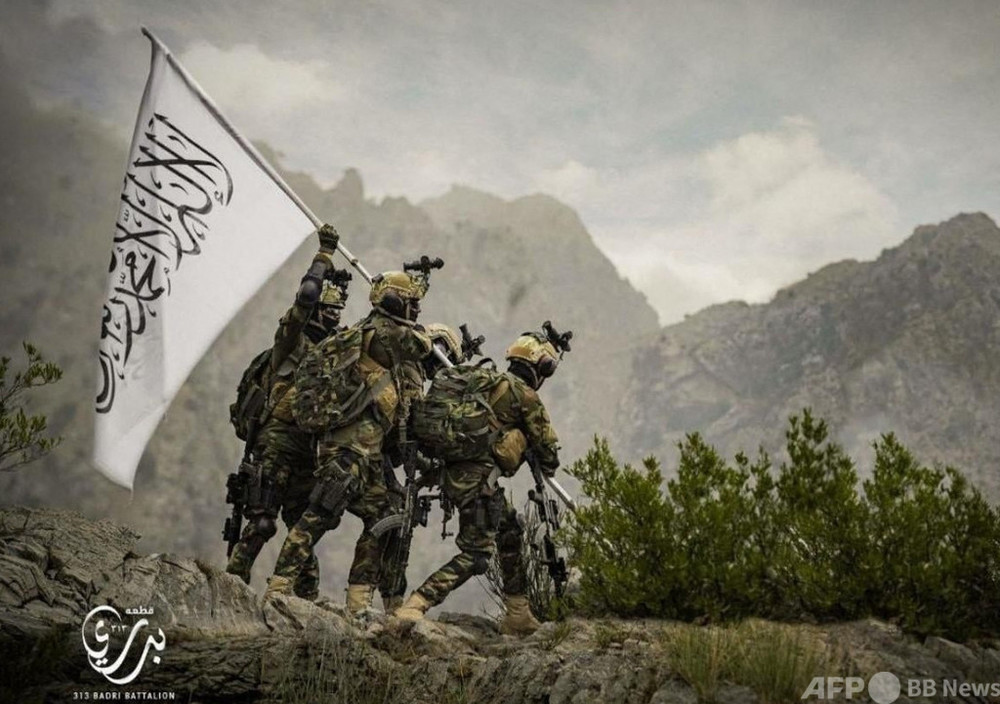 タリバンの「特殊部隊」 略奪した米軍装備を誇示