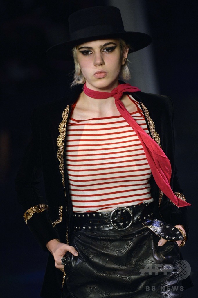 ロックテイストにポップな柄を織り交ぜて、「サンローラン」15年春夏