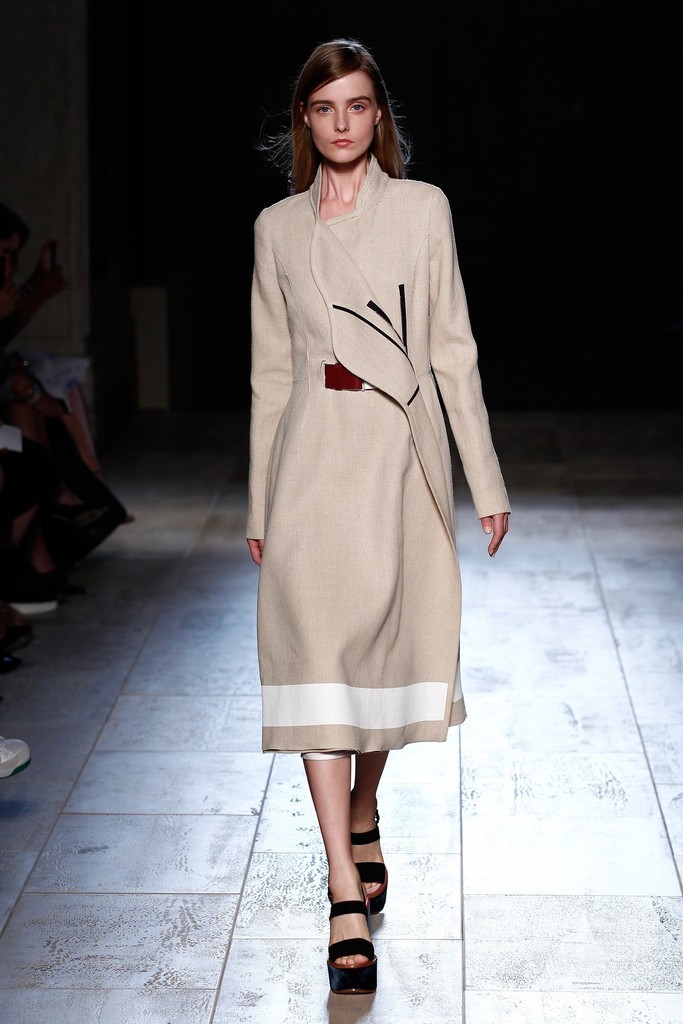 ベルトとポケットでアクセント、「ヴィクトリア ベッカム」15年春夏