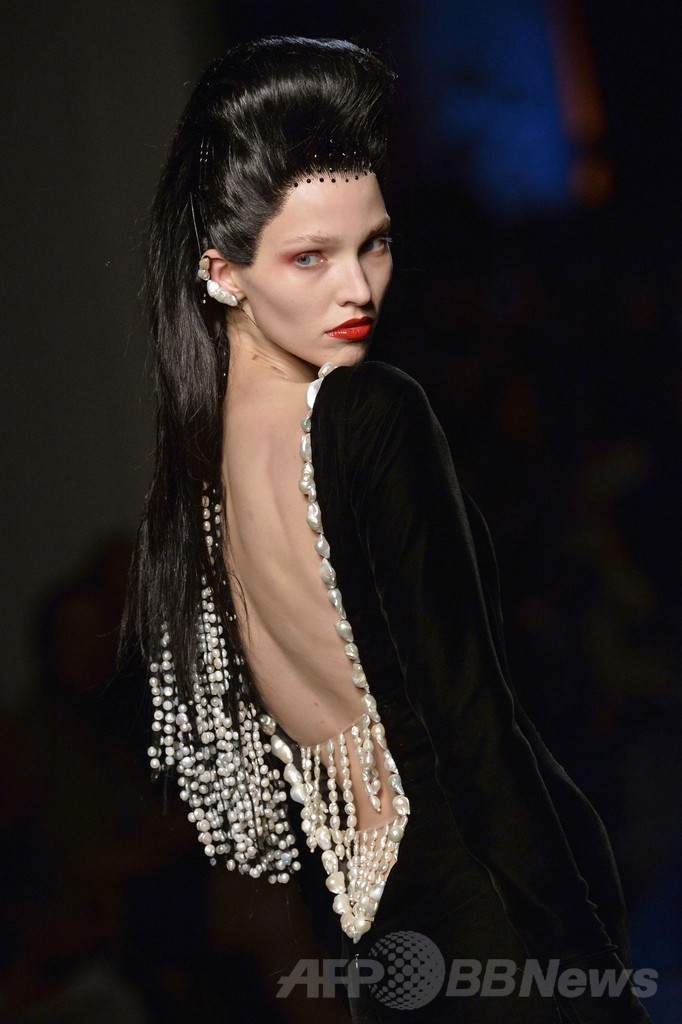 「ひげ面の女装歌手」も登場、J.P.ゴルチエ14/15年秋冬オートクチュール