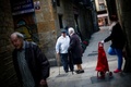 スペイン・バルセロナの旧市街、ゴシック地区で、友人と立ち話をする地元住民のマヌエル・モウレロさん（中央、2017年2月17日撮影）。(c)AFP/PAU BARRENA