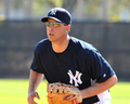 米大リーグ（MLB）、ニューヨーク・ヤンキース（%%New York Yankees%%）は18日、野手陣がフロリダ州タンパのジョージ・M・スタインブレナー（George M. Steinbrenner Field）で行われているキャンプに合流し練習を開始した。写真は守備練習に臨むマーク・テシェーラ（%%Mark Teixeira%%）。(c)AFP/Getty Images/Al Messerschmidt