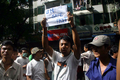 2007年9月28日、ヤンゴン（Yangon）市内繁華街でのデモ行進で、国連（UN）に支援を求めるプラカードを掲げる参加者。(c)AFP