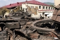 グルジア・南オセチア（South Ossetia）自治州のツヒンバリ（Tskhinvali）で、戦闘で破壊されたグルジア軍戦車（2008年8月11日撮影）。(c)AFP/ANDREI SMIRNOV